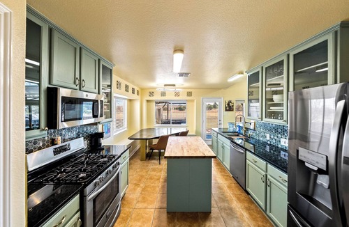 Manor House | ATX Stay & Play ! 10 Beds Grill Hot Tub Pool Table Ping Pong