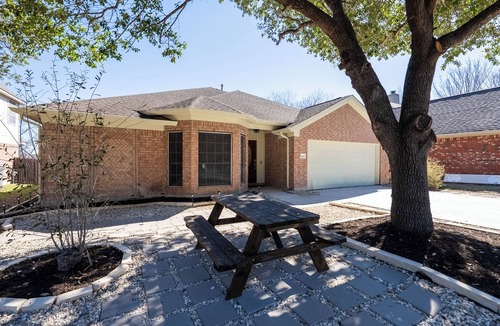 Manor House | ATX Stay & Play ! 10 Beds Grill Hot Tub Pool Table Ping Pong