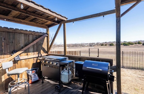 Manor House | ATX Stay & Play ! 10 Beds Grill Hot Tub Pool Table Ping Pong