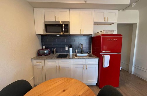 St. Johns Apartment | ATX Studio 1 Queen, Access to Gym and Laundry