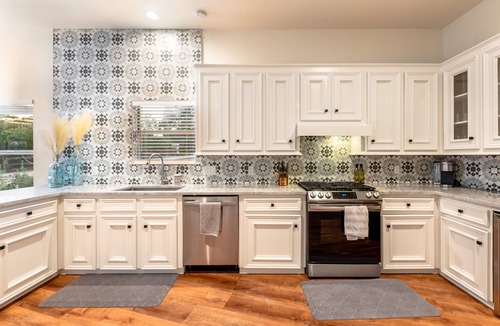 West Oak Hill House | ATX Treehouse l Pool l Spa l Firepit Sleep 30