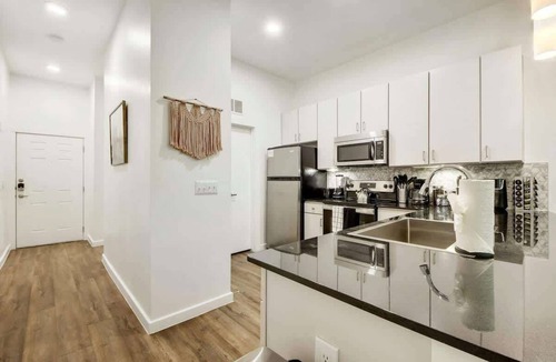 Travis Heights Apartment | ATX Vibes SoCo Suite | Pool Gym Rooftop | Best Loc