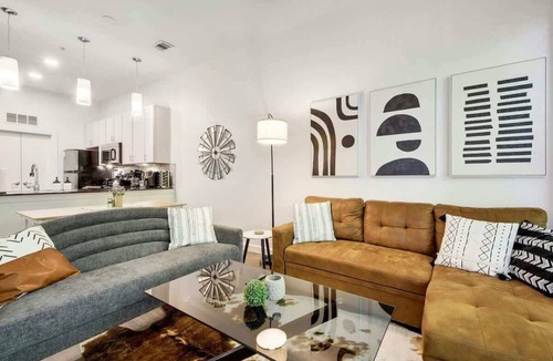 Travis Heights Apartment | ATX Vibes SoCo Suite | Pool Gym Rooftop | Best Loc