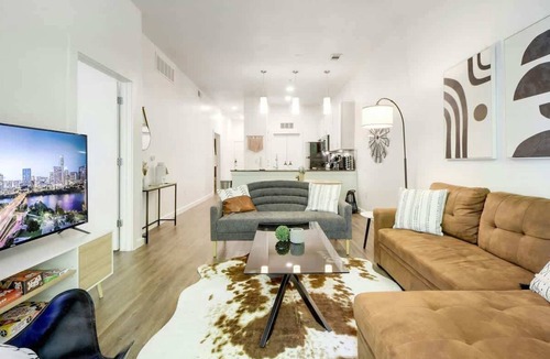 Travis Heights Apartment | ATX Vibes SoCo Suite | Pool Gym Rooftop | Best Loc