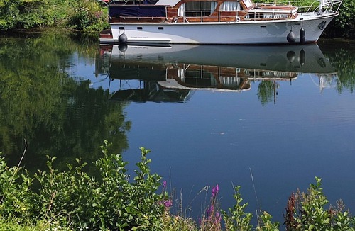 Eaucourt-sur-Somme Boat Rental | Atypical and cozy moored dutch boat on the Somme river