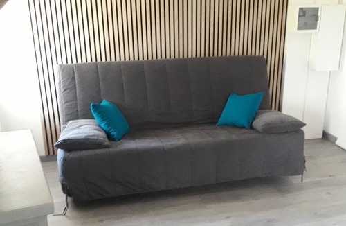 Ars-sur-Formans Apartment | Atypical apartment in the heart of the village of Ars sur Formans, private parking space