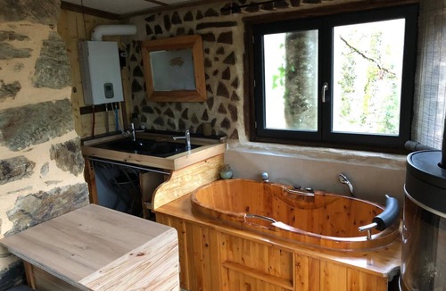 Rieupeyroux Bed & Breakfast | Atypical love room on the edge of the forest.