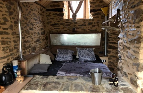 Rieupeyroux Bed & Breakfast | Atypical love room on the edge of the forest.
