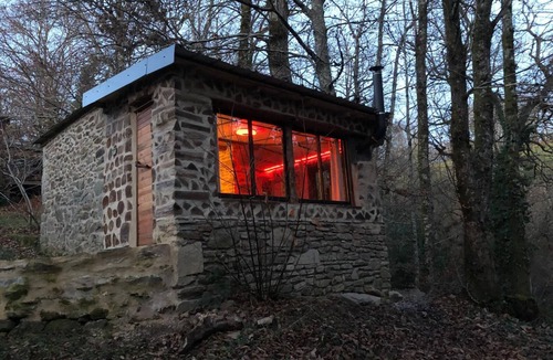 Rieupeyroux Bed & Breakfast | Atypical love room on the edge of the forest.