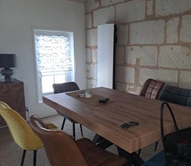 Saumur Apartment | Atypique Saumur 80 m2 joli appartement 2 à 7 pers familial rénové entier 3 chambres hyper centre
