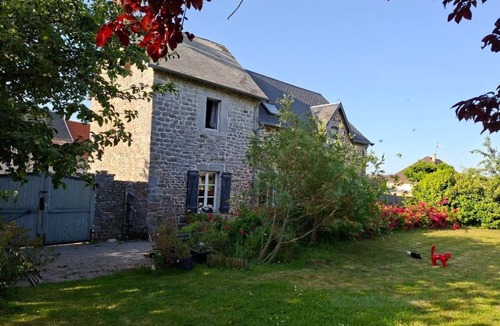 Hyenville House | AU 15 : charming house with garden, 3 bedrooms 3 bathrooms 6 km from the beach, animals ok