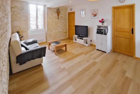 Reviers Apartment | Au cœur du village "gîte de la mue"