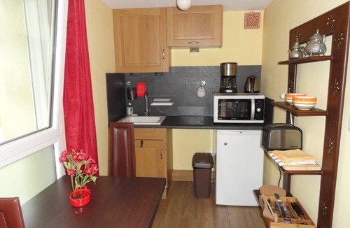Eraudiere-Renaudiere Apartment | Au Cadran Solaire, L'Orient : Studio in quiet, leafy setting.