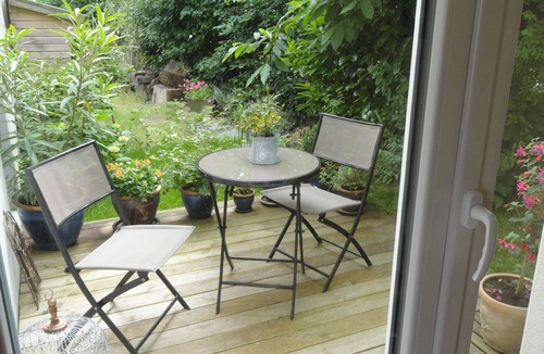 Eraudiere-Renaudiere Apartment | Au Cadran Solaire, L'Orient : Studio in quiet, leafy setting.