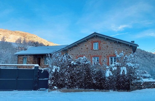 Saint-Bonnet-le-Courreau Apartment | Au chant du ruisseau (accommodation with jacuzzi)