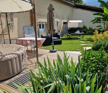 Vianne House | Au Clair de Vianne Jacuzzi et jardin privatifs pour la suite Romance