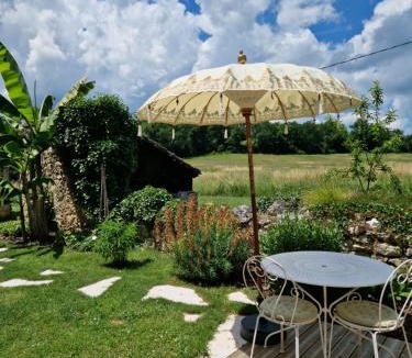 Vianne House | Au Clair de Vianne Jacuzzi et jardin privatifs pour la suite Romance