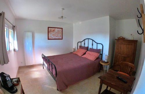 Saint-Laurent-La-Vernede Bed & Breakfast | Au Coeur Des Arbres