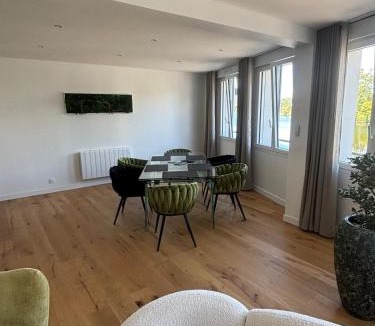 Huelgoat Apartment | Au coeur du chaos