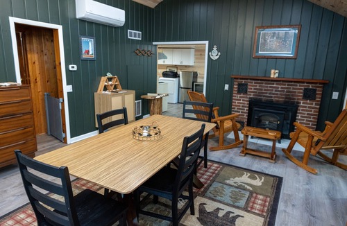 Au Gres Cabin | Au Gres Time – Vintage Cabin w/Modern Comforts - Beach, Golf, Relax