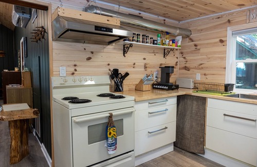 Au Gres Cabin | Au Gres Time – Vintage Cabin w/Modern Comforts - Beach, Golf, Relax