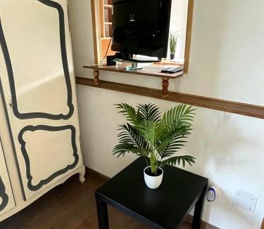 Les Roches-l'Eveque Apartment | Au Lion d'Or