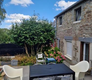 Roz-sur-Couesnon House | Au Mont D'en Face - Les Hortensias
