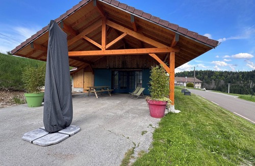 Les Piards Ski Chalet | Au P'tit Chalet. Pets allowed