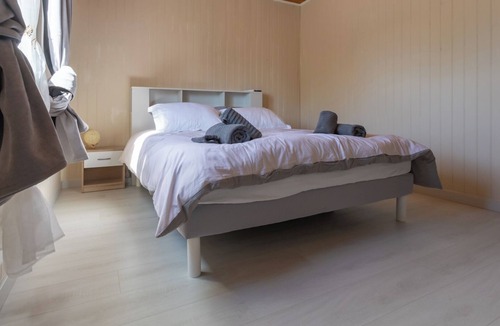 Hautefage-la-Tour Bed & Breakfast | Au petit Bonheur Bed and breakfast with shared pool.