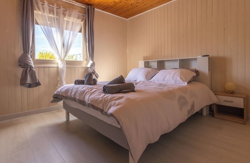Hautefage-la-Tour Bed & Breakfast | Au petit bonheur "bed and breakfast with shared pool".