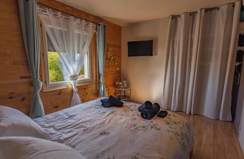 Hautefage-la-Tour Bed & Breakfast | Au petit bonheur "bed and breakfast with shared pool".