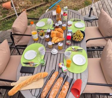 Hautefage-la-Tour Bed & Breakfast | AU Petit Bonheur