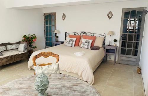 Le Castellet House | Au temps pour vous