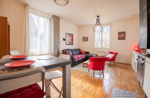 Amboise Apartment | "AU VINCI ROUGE" Downtown - Modern - Bright
