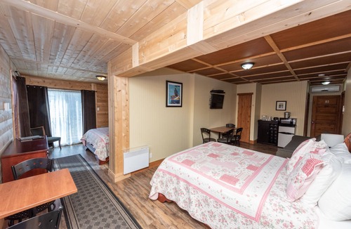 Petite-Riviere-Saint-Francois Hotel | Auberge Le Four à Pain
