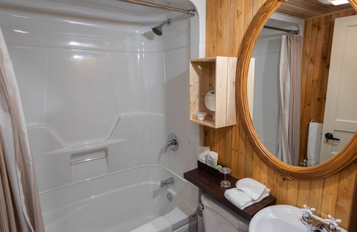 Petite-Riviere-Saint-Francois Hotel | Auberge Le Four à Pain
