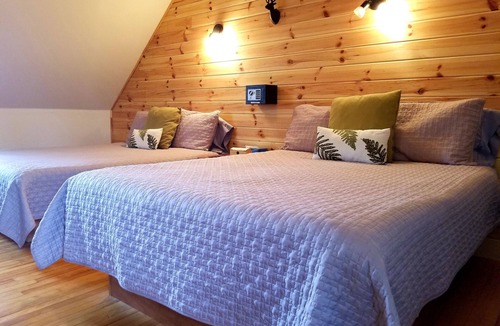 Saint-Jean-de-l'lle-d'Orleans Hostel | Auberge Le P'tit Bonheur - Hostel