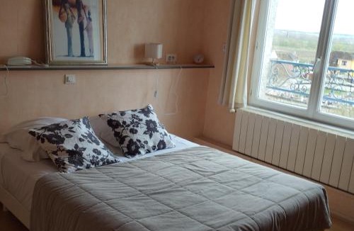 Crouzilles Hotel | Auberge "AU BON ACCUEIL"