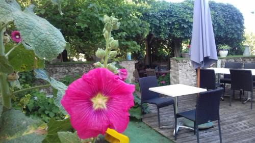 Crouzilles Hotel | Auberge "AU BON ACCUEIL"