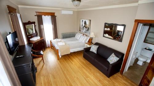 Ayers Cliff Hotel | Auberge Ayer's Cliff