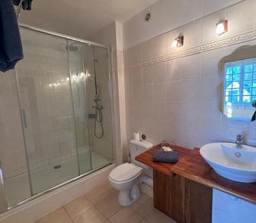 Saint-Cirgues-la-Loutre Bed & Breakfast | Auberge des Ruines de Merle