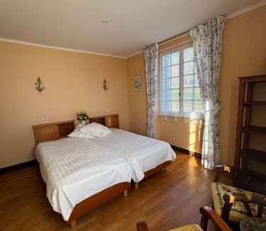 Saint-Cirgues-la-Loutre Bed & Breakfast | Auberge des Ruines de Merle