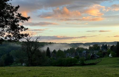 Saint-Cirgues-la-Loutre Bed & Breakfast | Auberge des Ruines de Merle