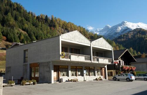 Bourg-Saint-Pierre Hotel | Auberge des Charmettes