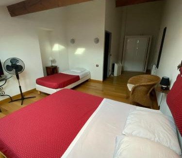 Vinezac Hotel | auberge des trois ami-es