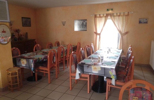 Savigny-en-Veron Hotel | Auberge du bocage