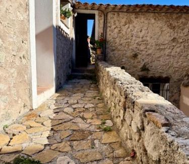 Bezaudun-les-Alpes House | Auberge du Château de Bezaudun