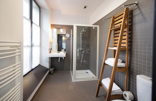 Tremblay-en-France Hotel | Auberge du Château Bleu