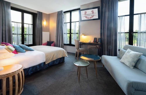 Tremblay-en-France Hotel | Auberge du Château Bleu