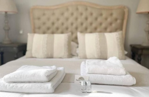 Grosrouvre House | Auberge du Chasseur